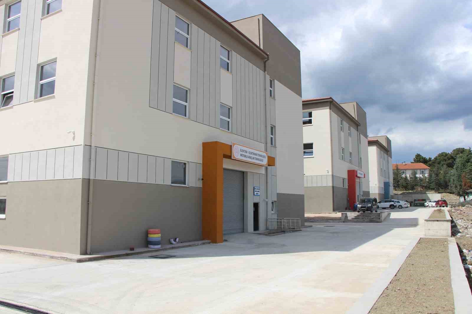 45-yasinda-polislikten-ayrilip-ogretmen-oldu-emekliligini-20-yil-uzatti