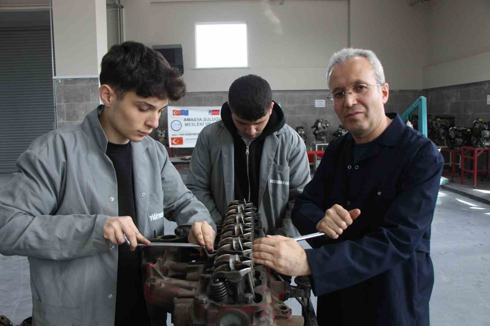 45-yasinda-polislikten-ayrilip-ogretmen-oldu-emekliligini-20-yil-uzatti