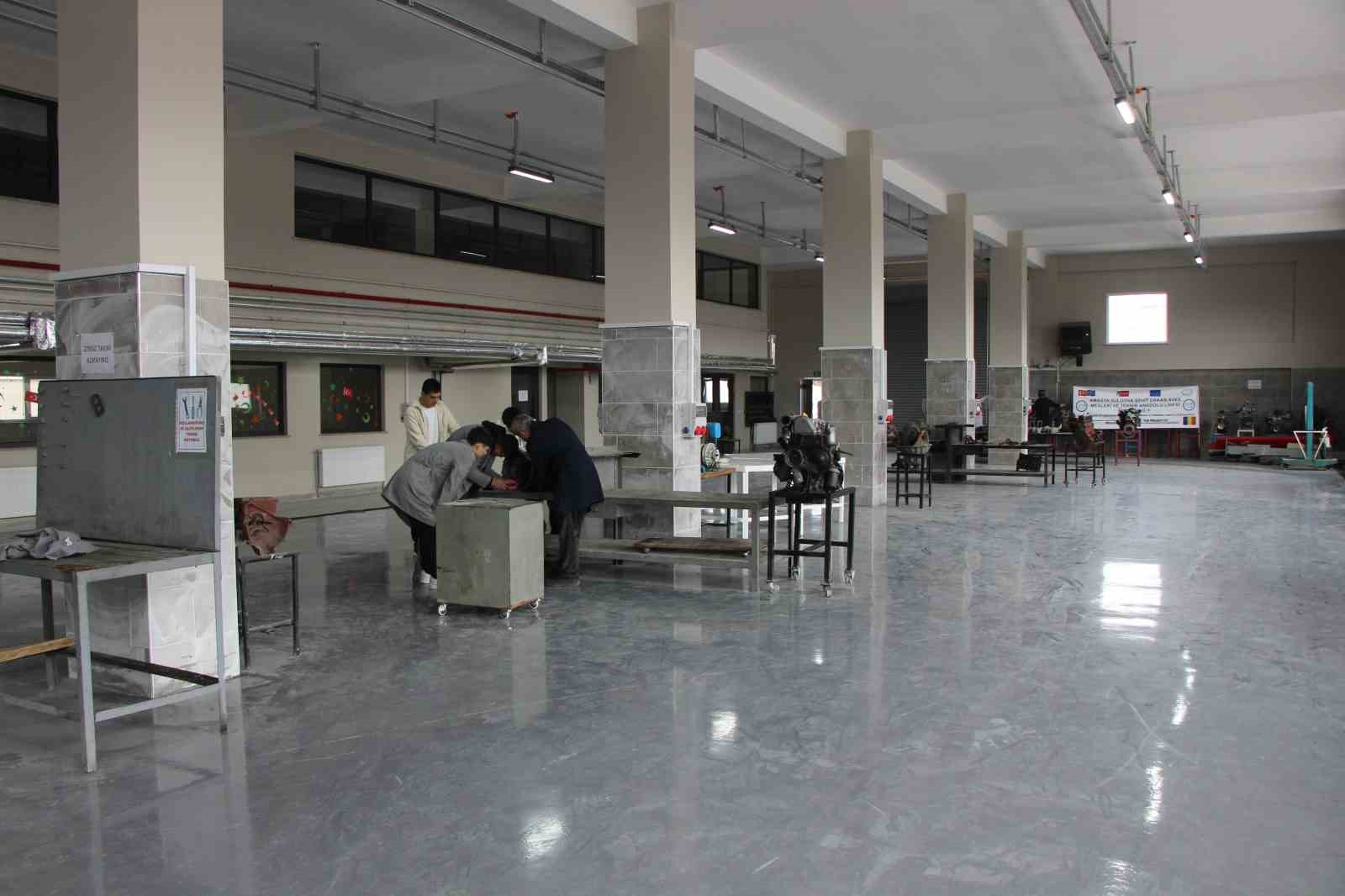 45-yasinda-polislikten-ayrilip-ogretmen-oldu-emekliligini-20-yil-uzatti