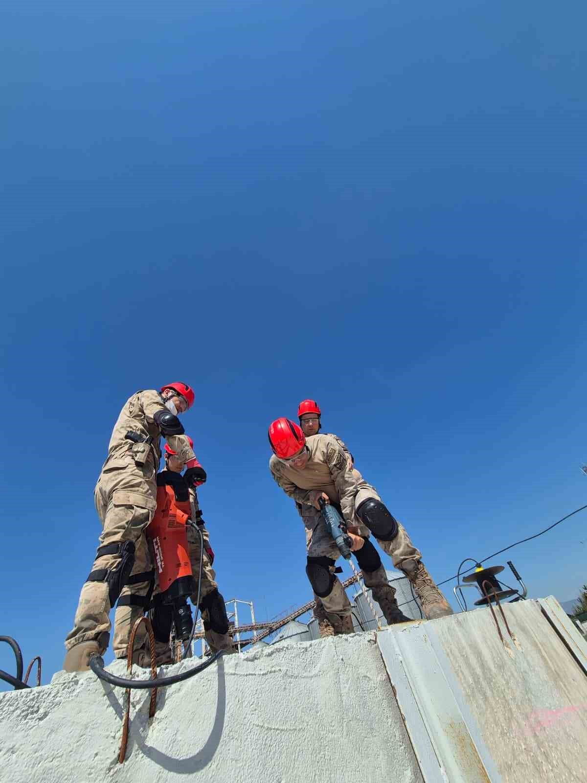 afaddan-jandarma-komandolara-arama-ve-kurtarma-egitimi