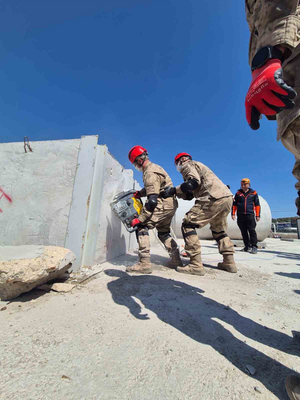 afaddan-jandarma-komandolara-arama-ve-kurtarma-egitimi