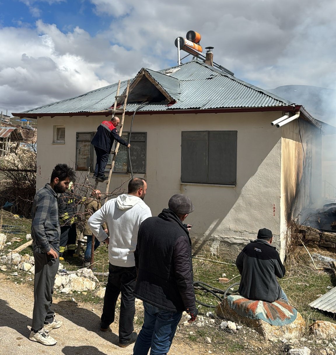 ahirda-cikan-yangin-eve-sicramadan-sonduruldu