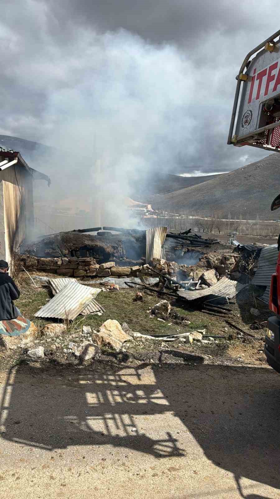 ahirda-cikan-yangin-eve-sicramadan-sonduruldu