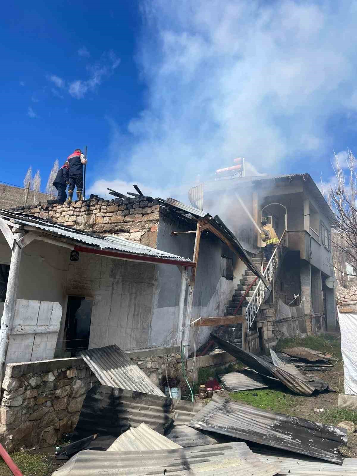 ahirda-cikan-yangin-eve-sicramadan-sonduruldu