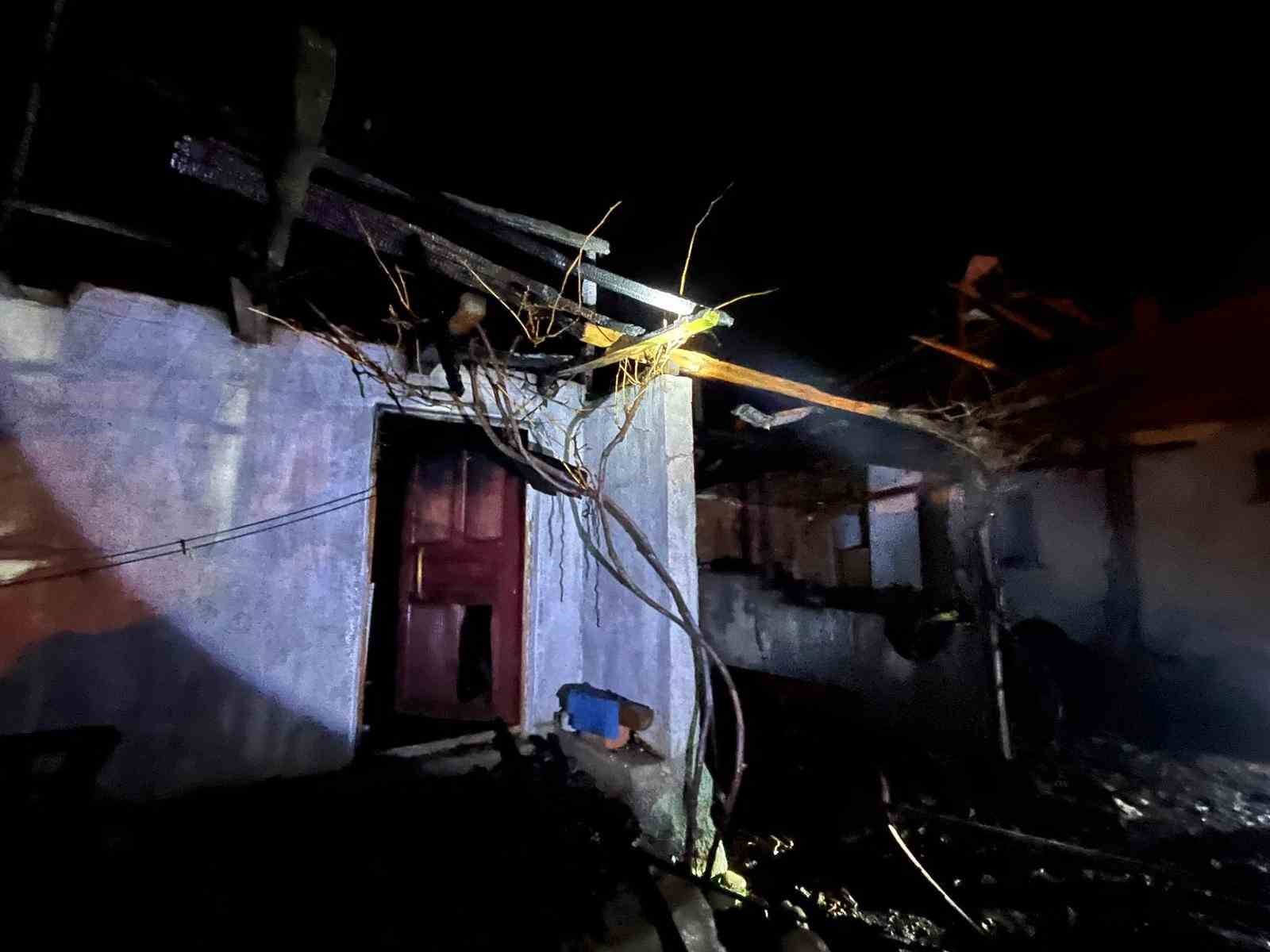 alevlere-teslim-olan-kamyonet-kullanilmaz-hale-geldi