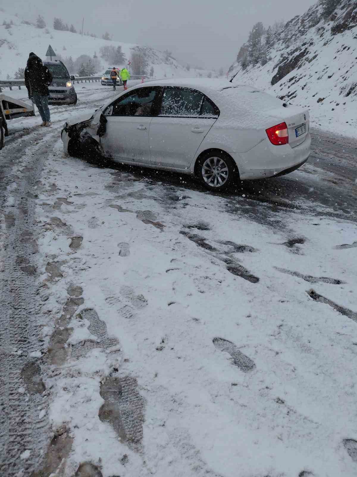 ambulans-ile-otomobil-carpisti-3-kisi-yaralandi
