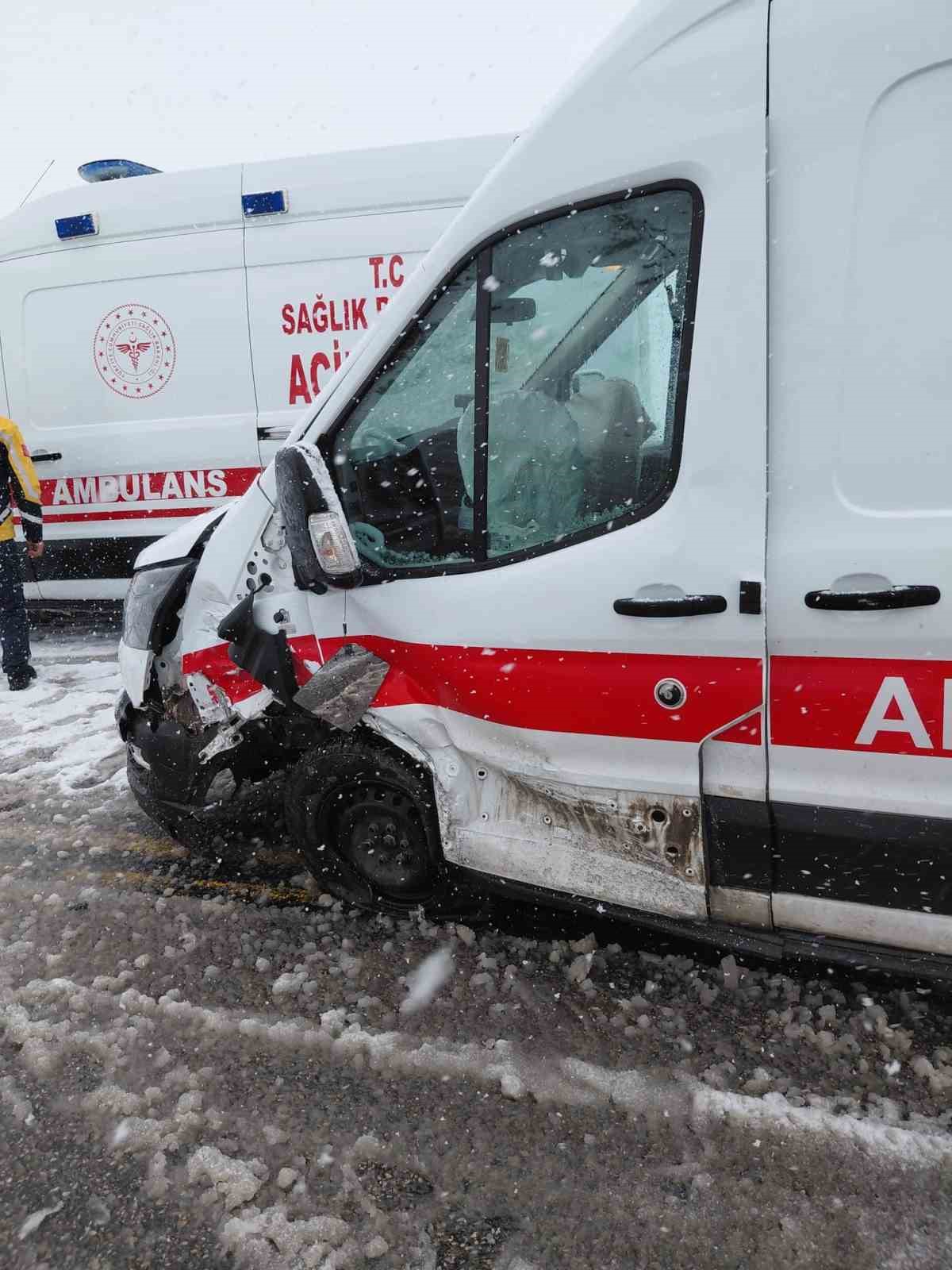 ambulans-ile-otomobil-carpisti-3-kisi-yaralandi