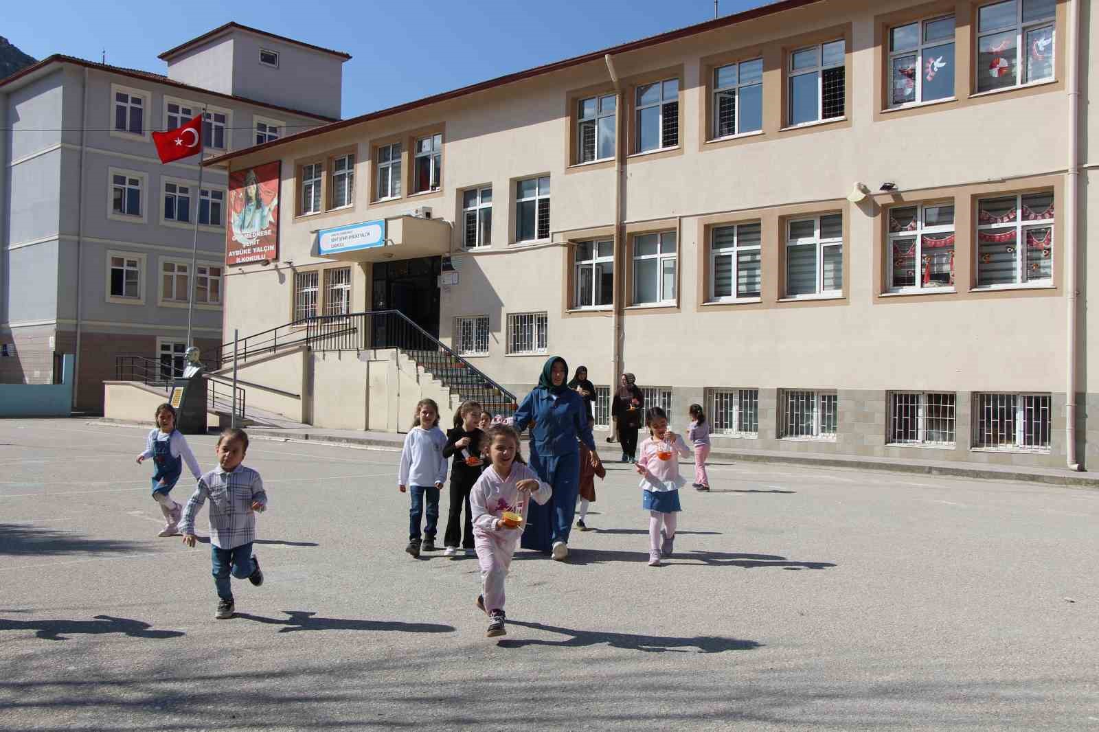 ana-sinifinda-portakallar-kuslar-icin-yemlik-ve-yuvaya-donustu