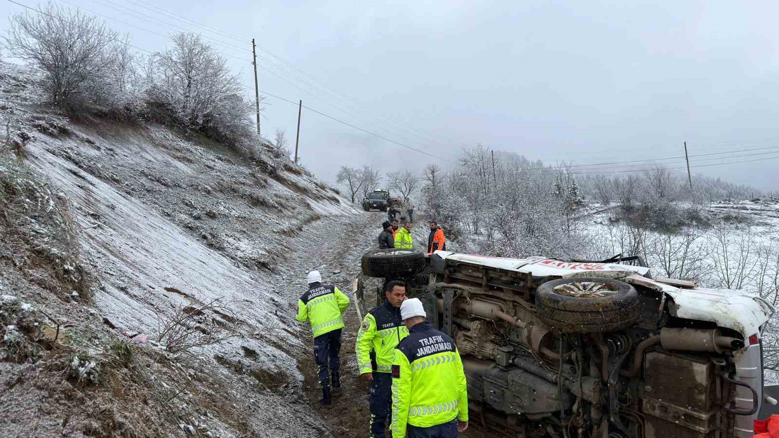 artvinde-ambulans-ucuruma-yuvarlandi-1-olu-4-yarali