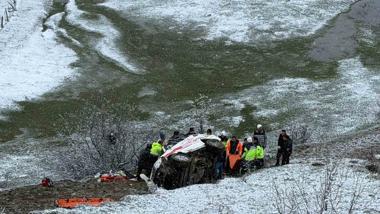 artvinde-ambulans-ucuruma-yuvarlandi-1-olu-4-yarali