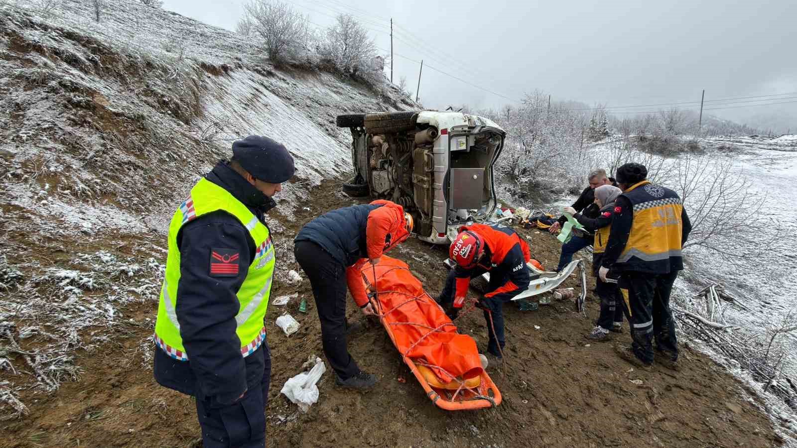 artvinde-ambulans-ucuruma-yuvarlandi-1-olu-4-yarali