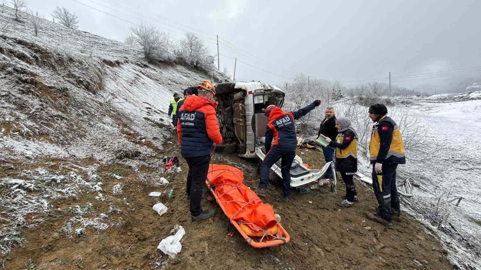 artvinde-ambulans-ucuruma-yuvarlandi-1-olu-4-yarali