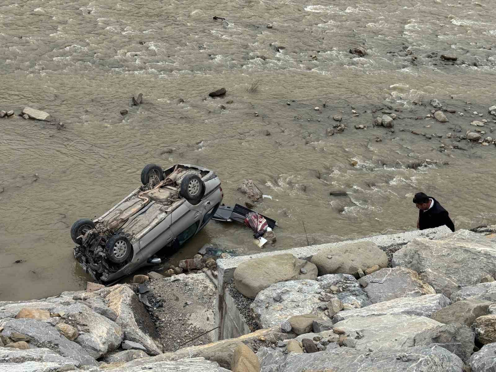 ayancikta-otomobil-irmaga-uctu-1-yarali