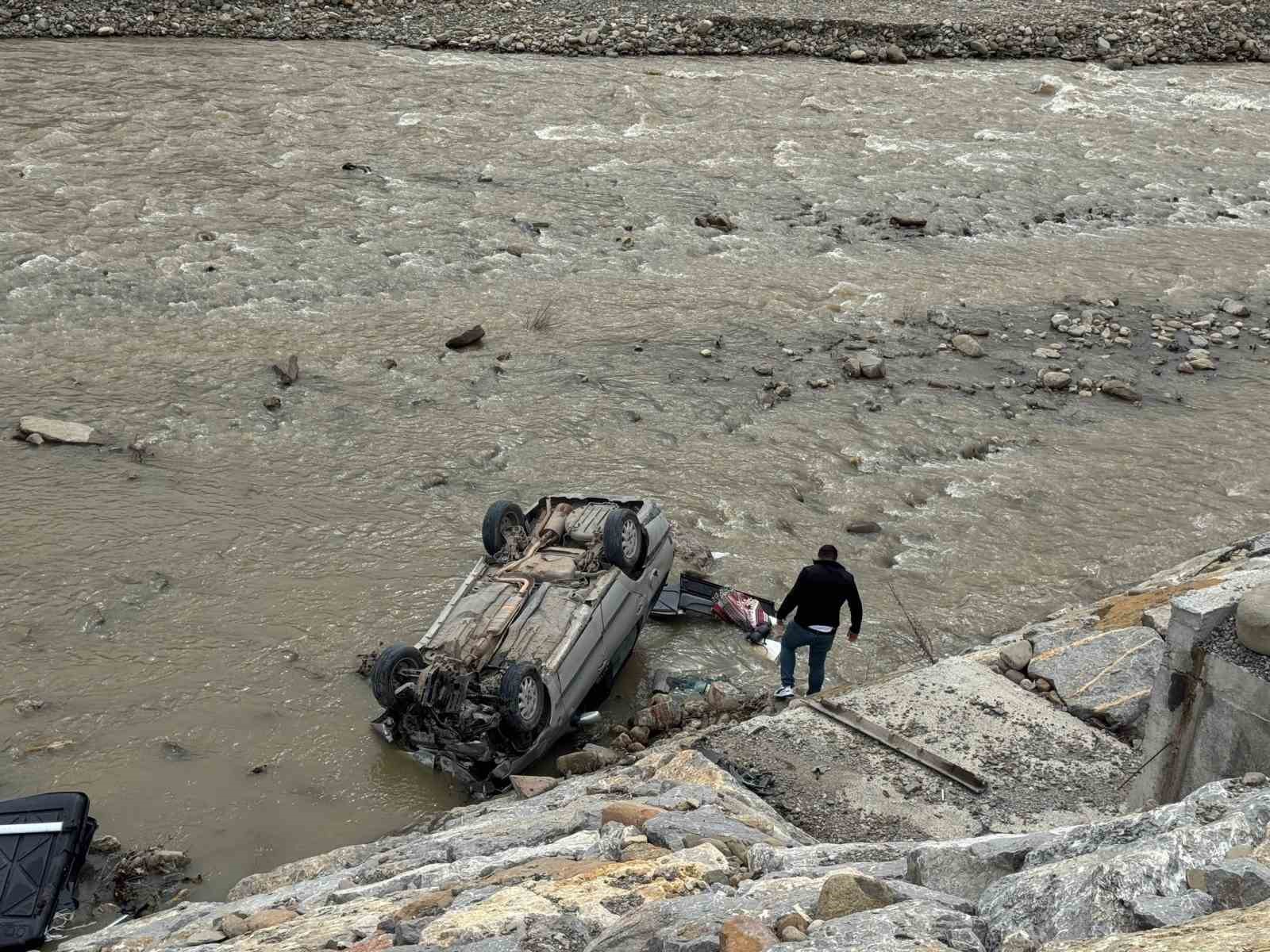 ayancikta-otomobil-irmaga-uctu-1-yarali