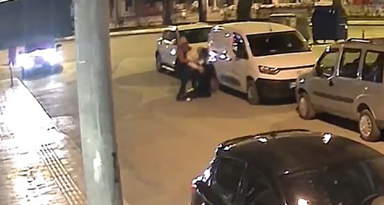 bafrada-kendisini-darbeden-sahsa-kursun-yagdirdi-o-anlar-kamerada