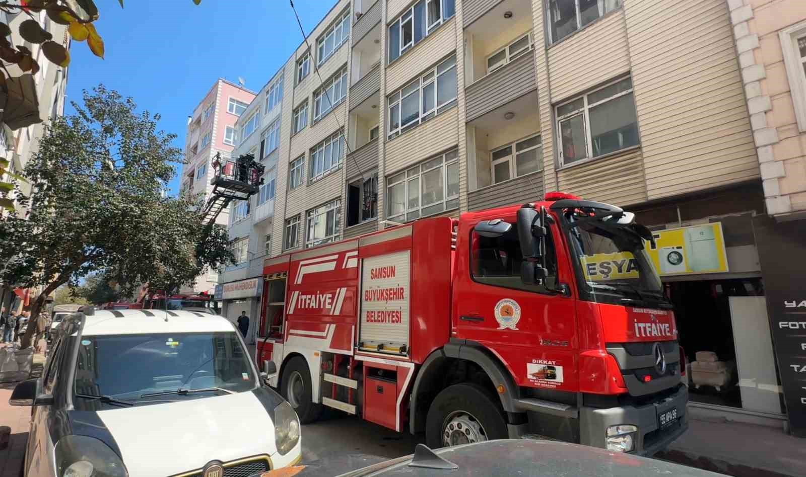 balkonda-yanan-kitaplar-panige-neden-oldu