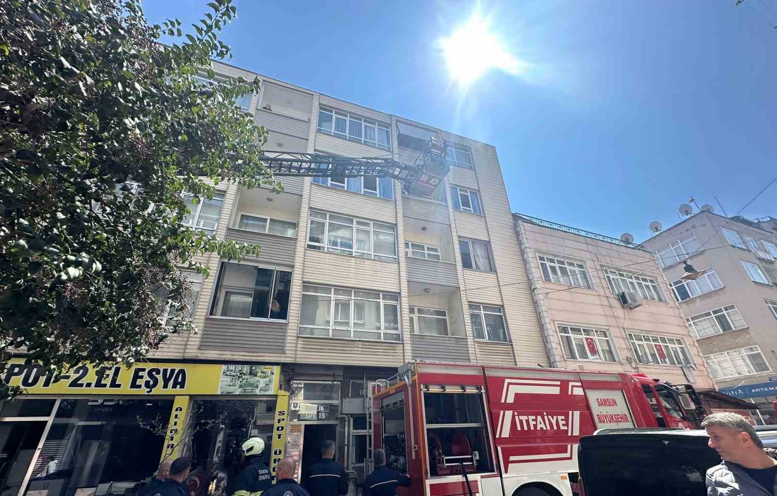 balkonda-yanan-kitaplar-panige-neden-oldu