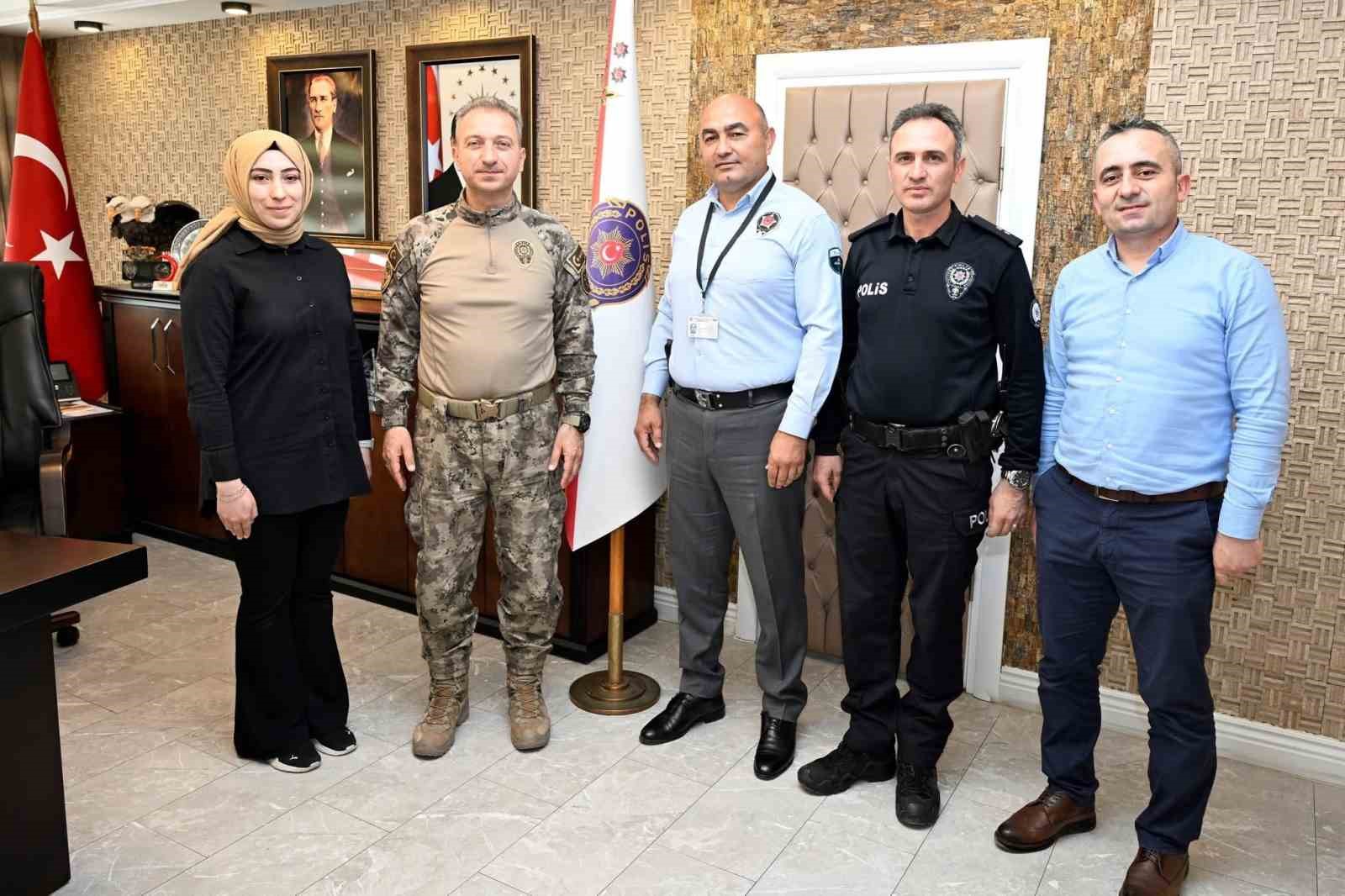 banka-guvenlik-gorevlisi-yasli-kadini-dolandirilmaktan-kurtardi