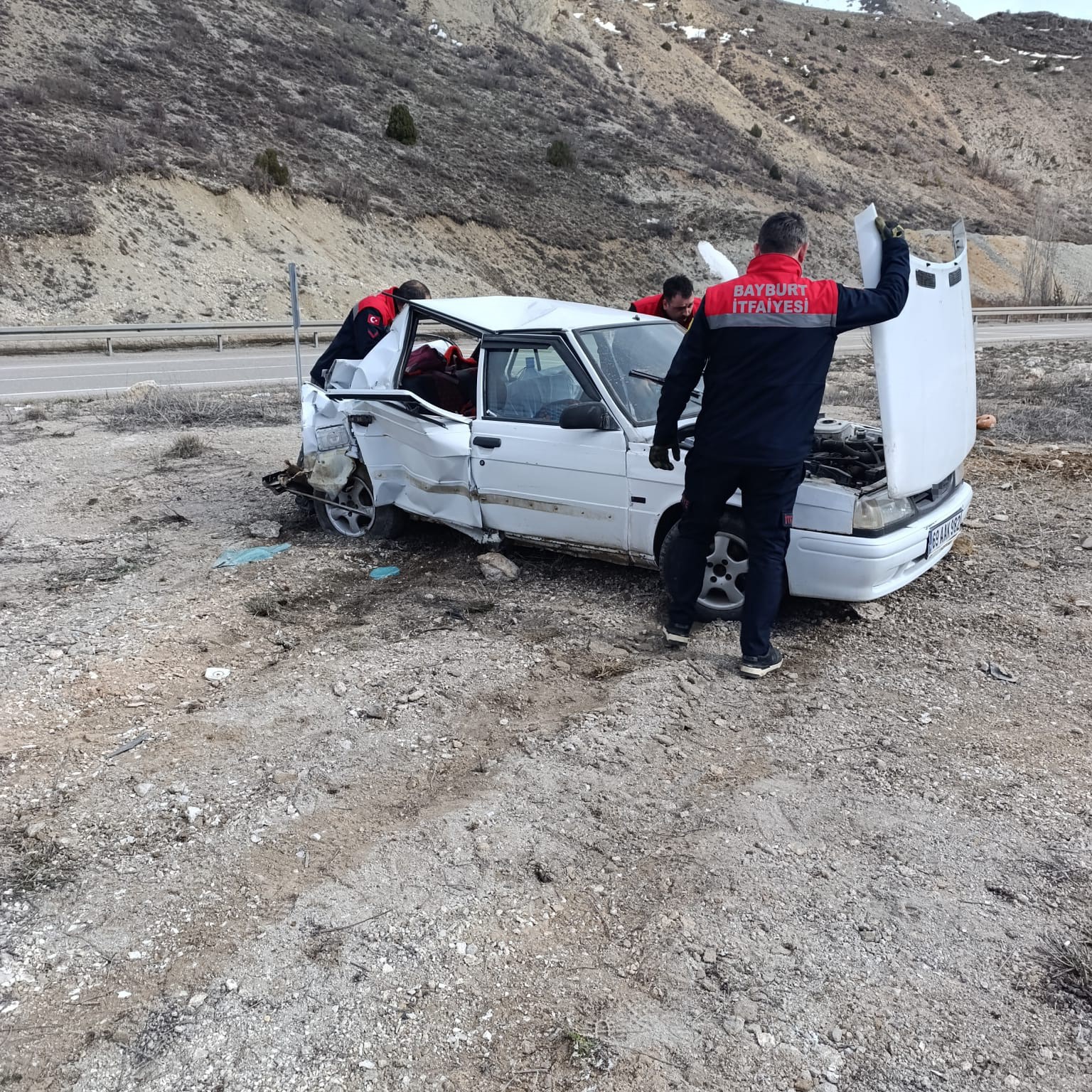 bayburtta-tir-otomobile-carpti-3-yarali