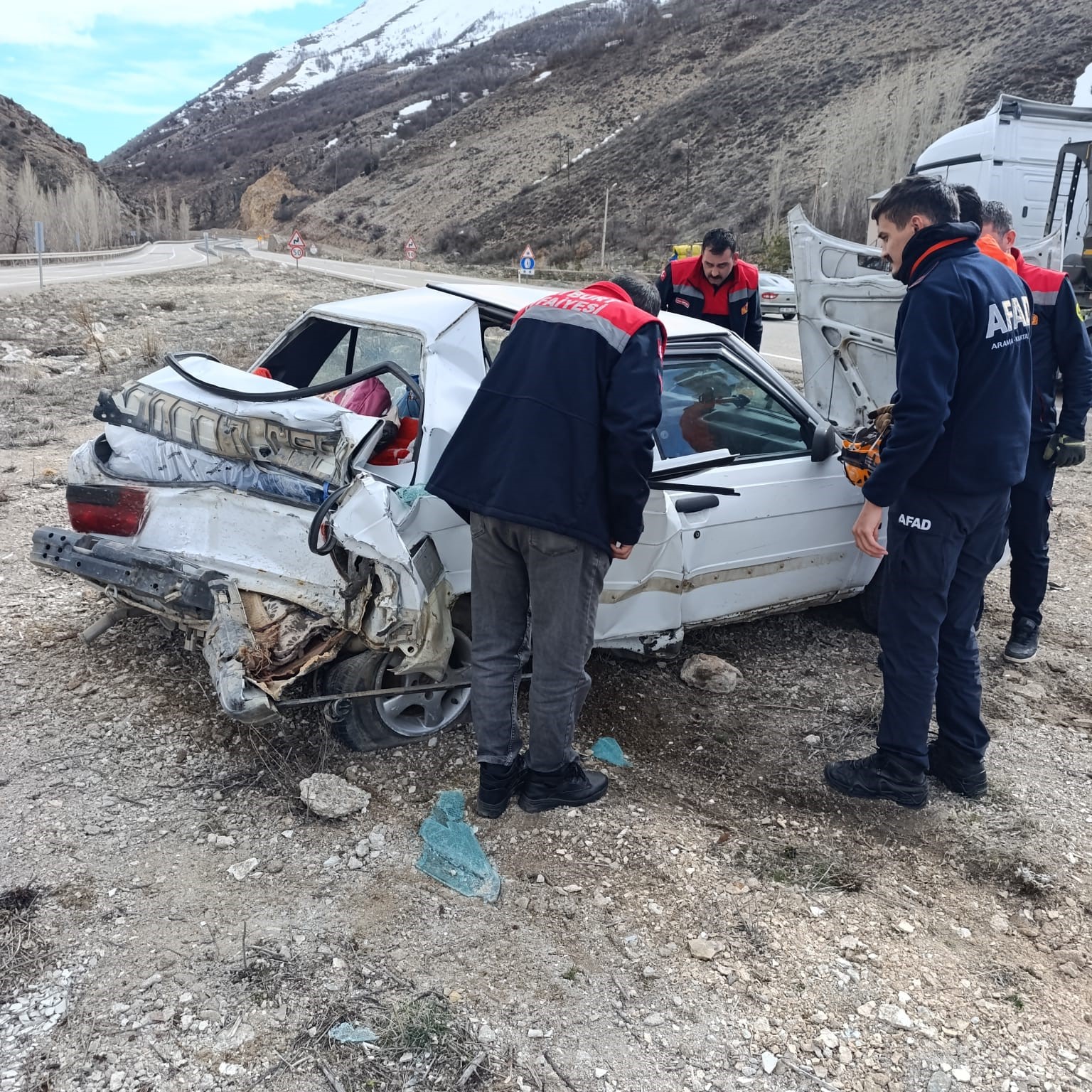 bayburtta-tir-otomobile-carpti-3-yarali