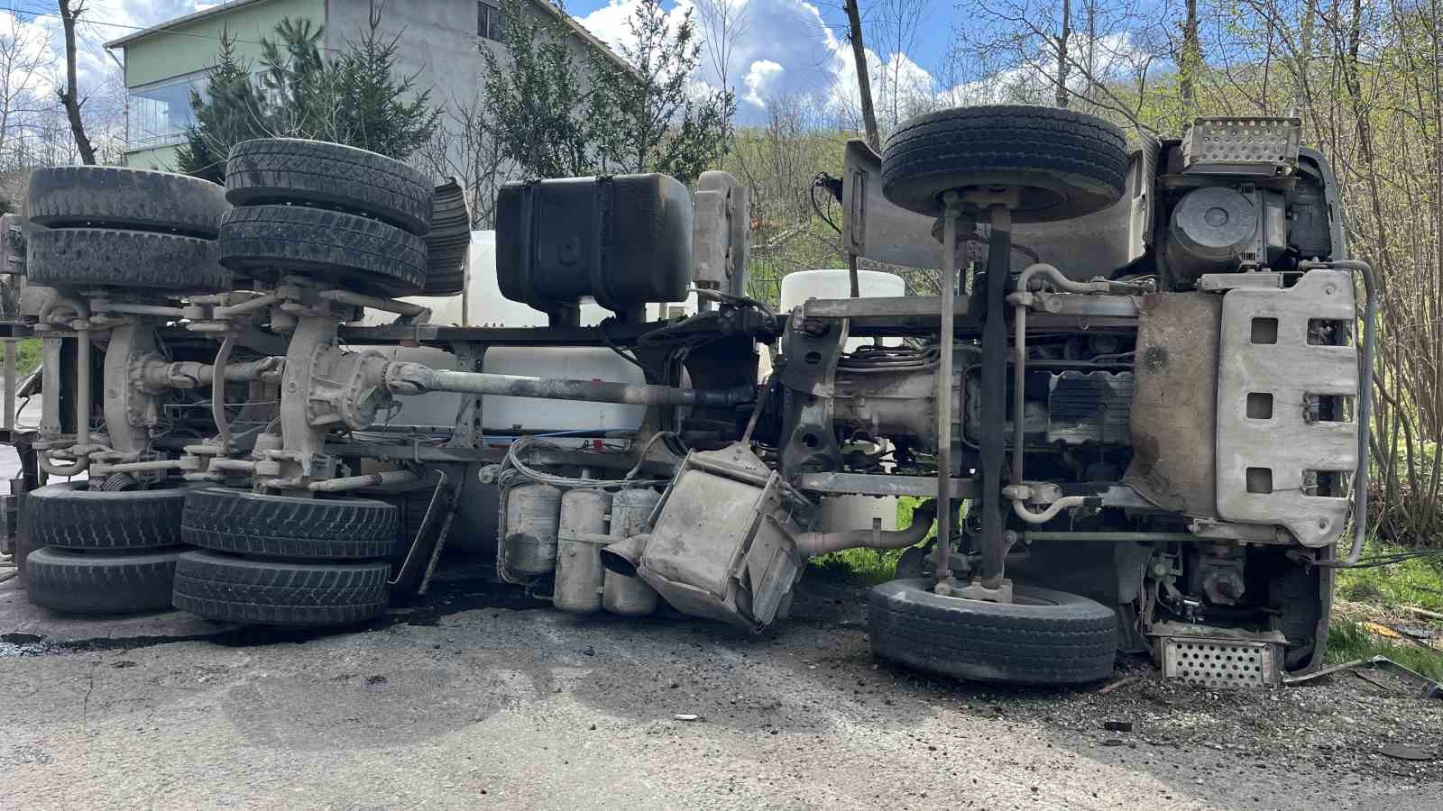 beton-mikseri-devrildi-1-yarali