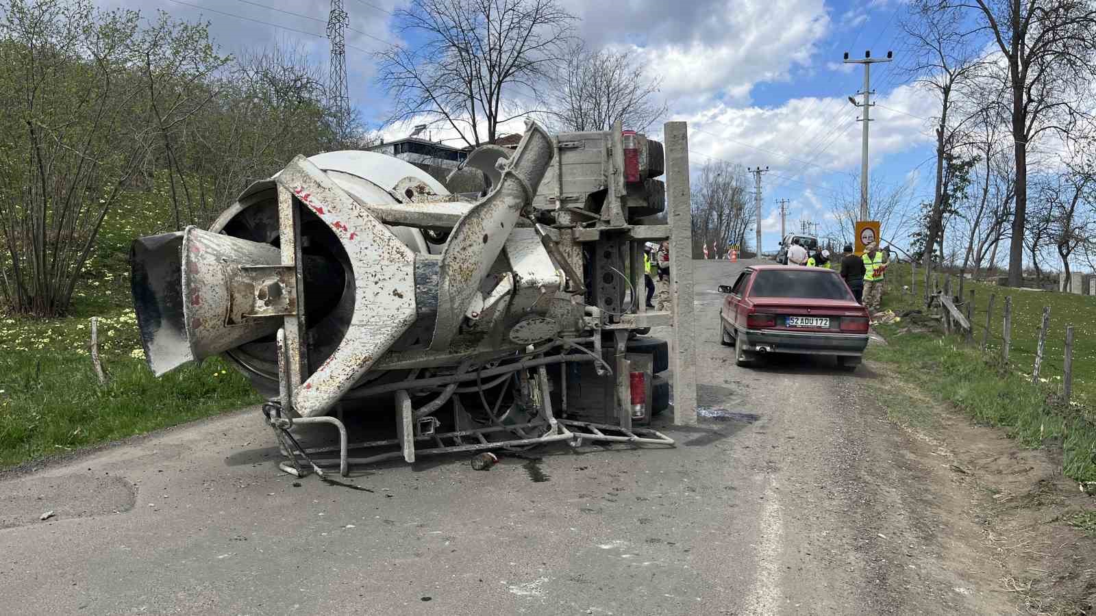 beton-mikseri-devrildi-1-yarali