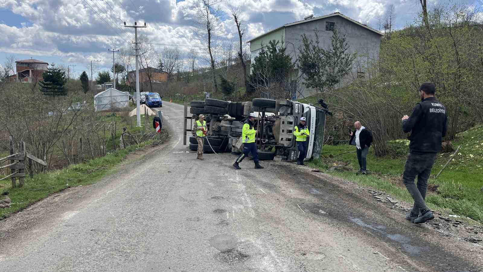 beton-mikseri-devrildi-1-yarali