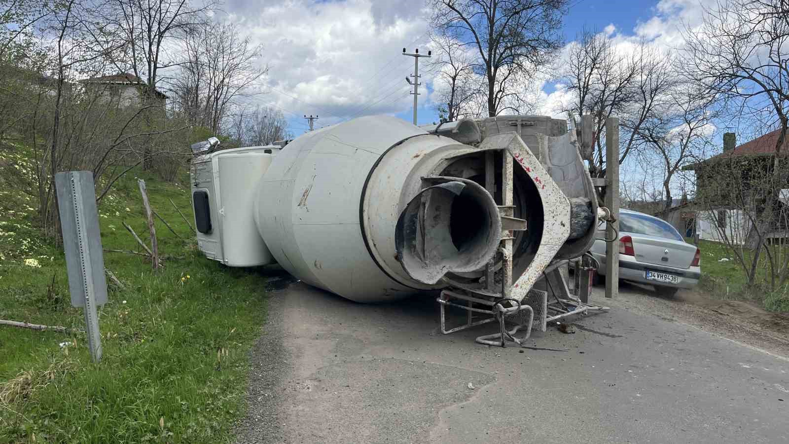 beton-mikseri-devrildi-1-yarali