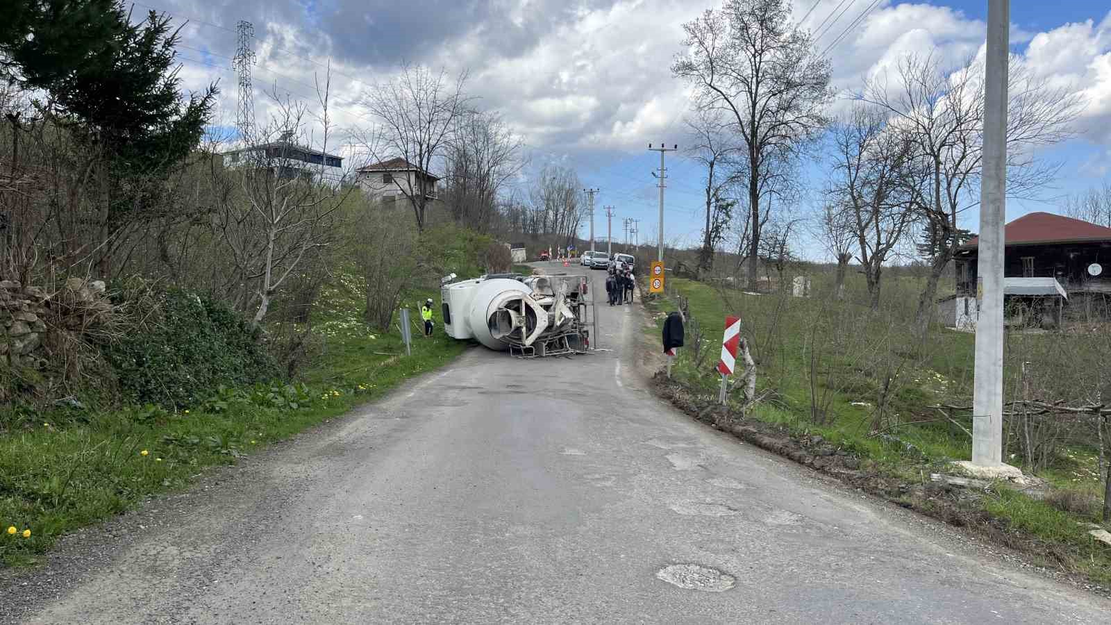 beton-mikseri-devrildi-1-yarali