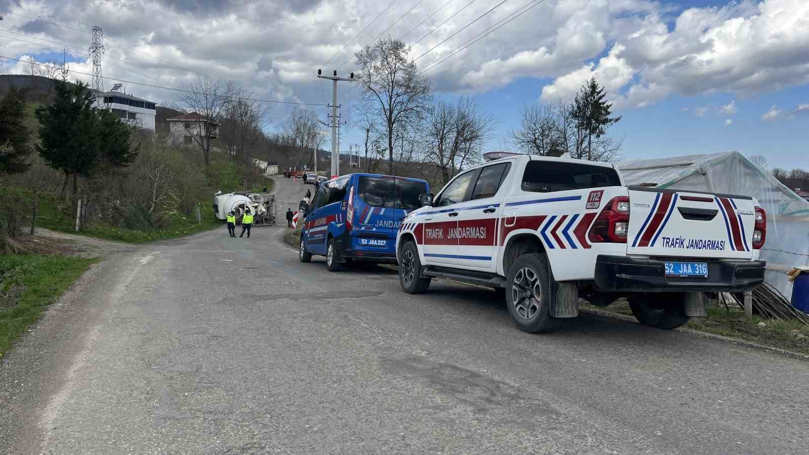 beton-mikseri-devrildi-1-yarali