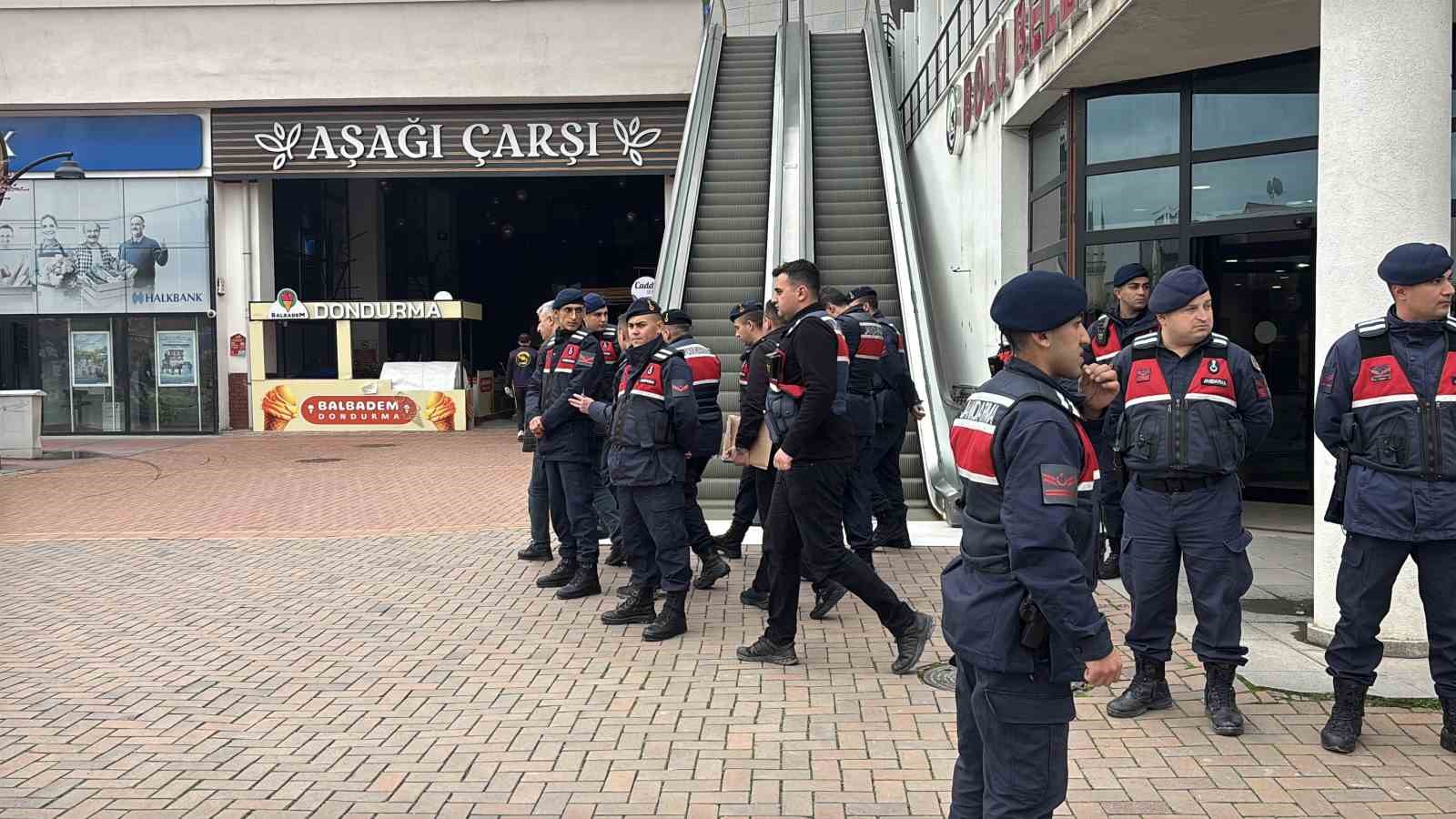 bolu-belediyesinde-jandarma-ekipleri-inceleme-calismasini-bitirdi-evraklar-goturuldu