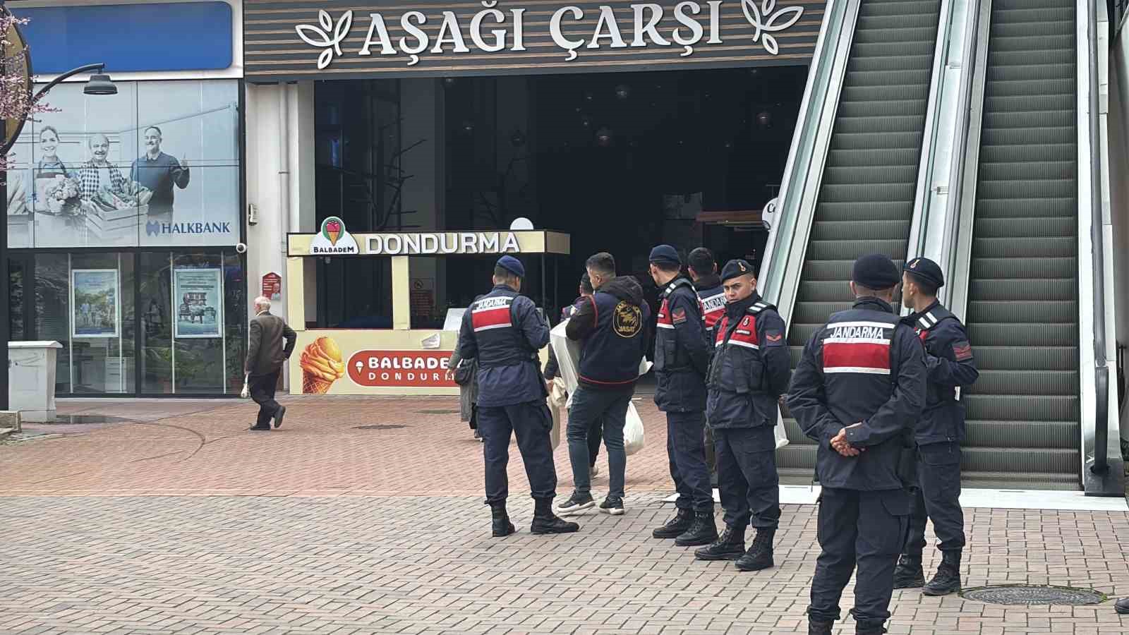 bolu-belediyesinde-jandarma-ekipleri-inceleme-calismasini-bitirdi-evraklar-goturuldu