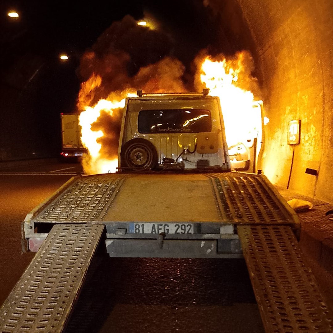 bolu-dagi-tunelinde-oto-kurtarici-alevlere-teslim-oldu