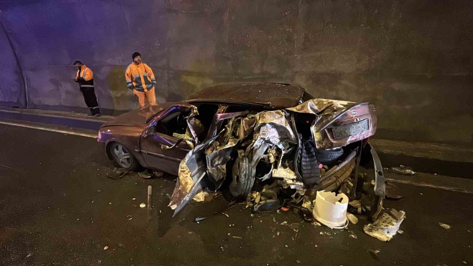 bolu-dagi-tunelinde-tirla-carpisan-otomobil-hurdaya-dondu-5-yarali