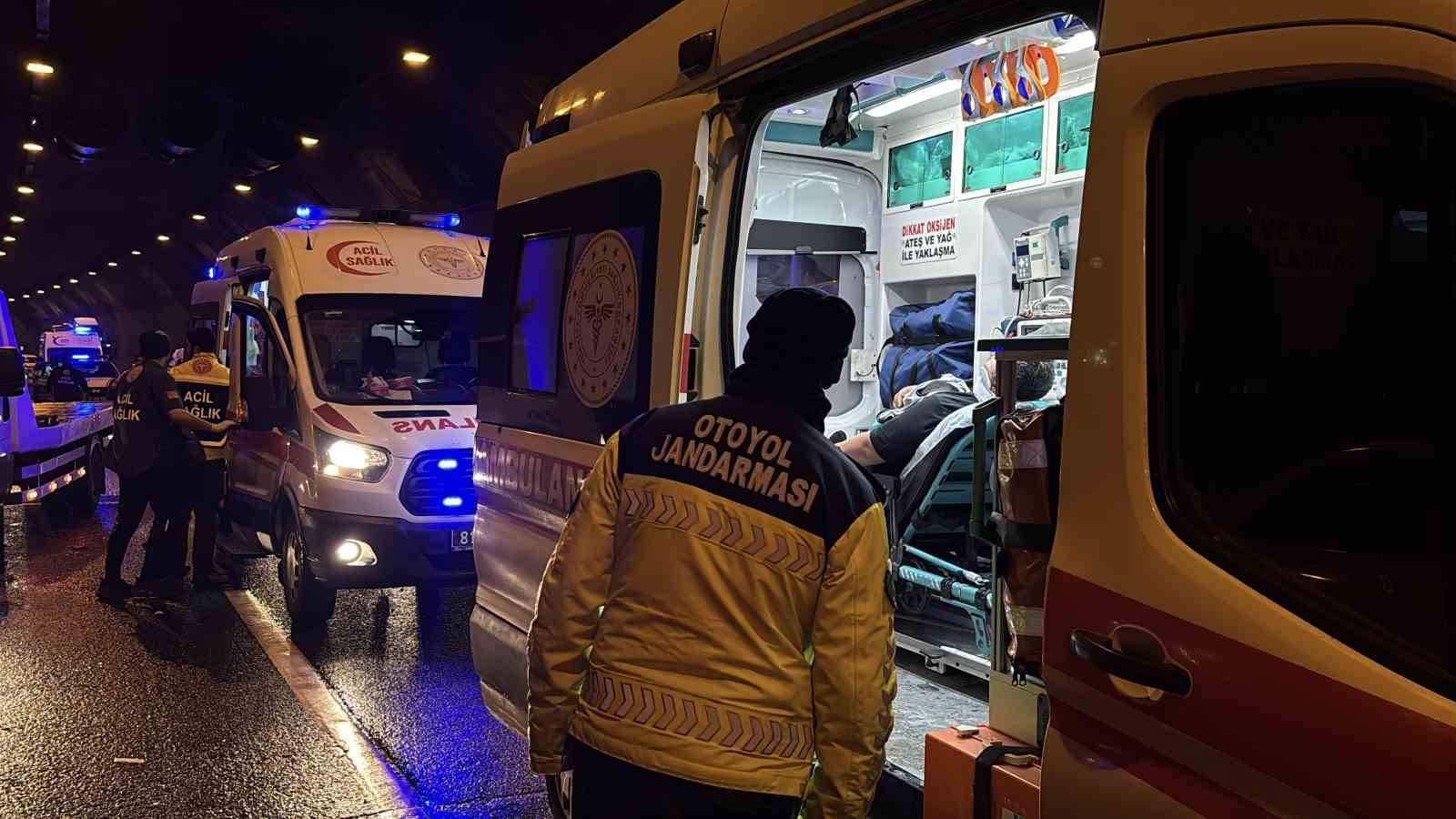 bolu-dagi-tunelinde-tirla-carpisan-otomobil-hurdaya-dondu-5-yarali