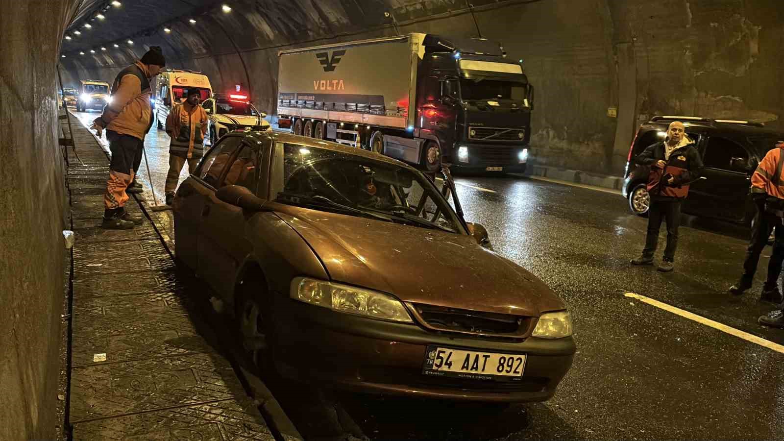 bolu-dagi-tunelinde-tirla-carpisan-otomobil-hurdaya-dondu-5-yarali