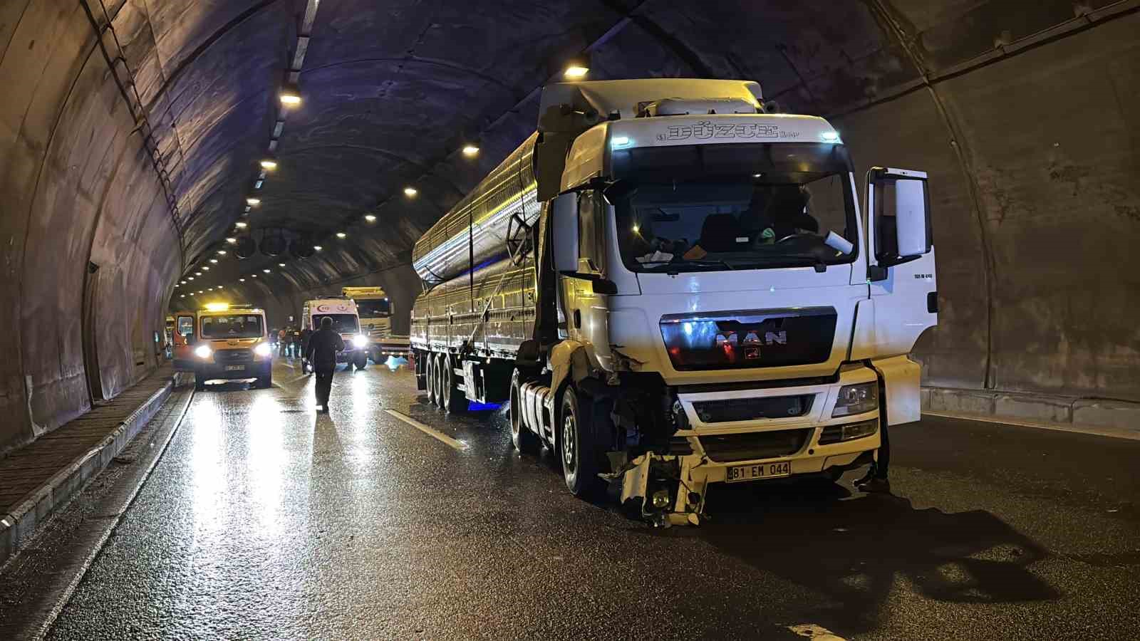 bolu-dagi-tunelinde-tirla-carpisan-otomobil-hurdaya-dondu-5-yarali