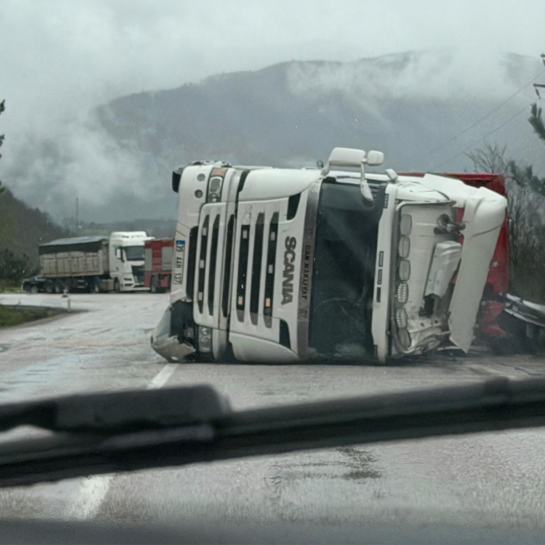 Boluda kömür yüklü tır kaygan yolda devrildi