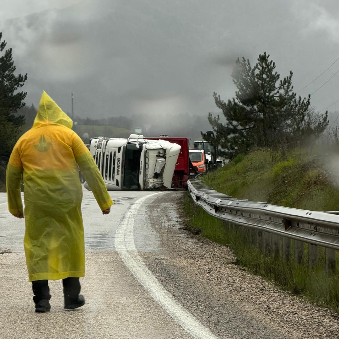 Boluda kömür yüklü tır kaygan yolda devrildi