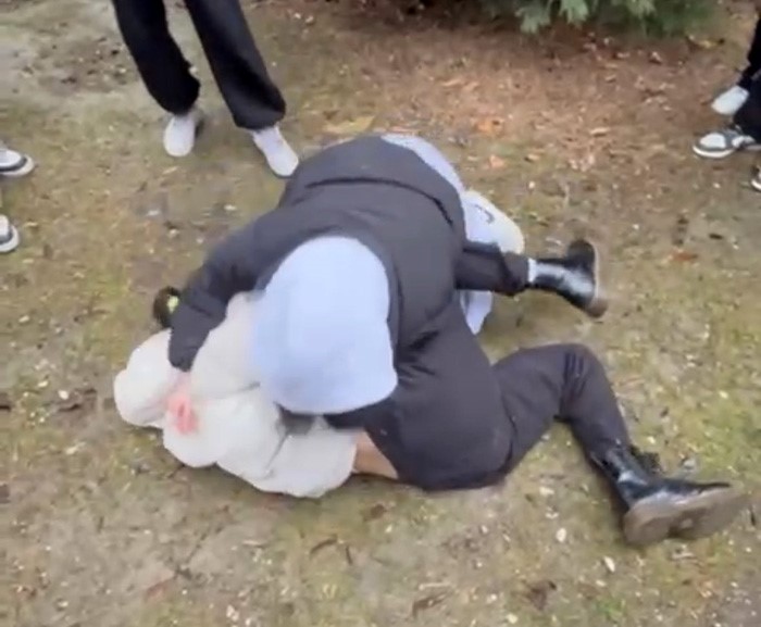 boluda-liseli-kizi-acimasizca-darp-ettiler