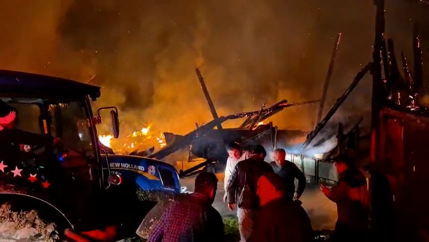 boluda-samanliga-yildirim-dustu-samanlik-ve-traktor-alev-alev-yandi