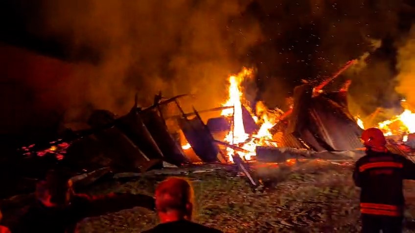 boluda-samanliga-yildirim-dustu-samanlik-ve-traktor-alev-alev-yandi