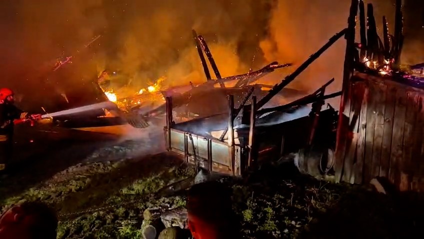 boluda-samanliga-yildirim-dustu-samanlik-ve-traktor-alev-alev-yandi