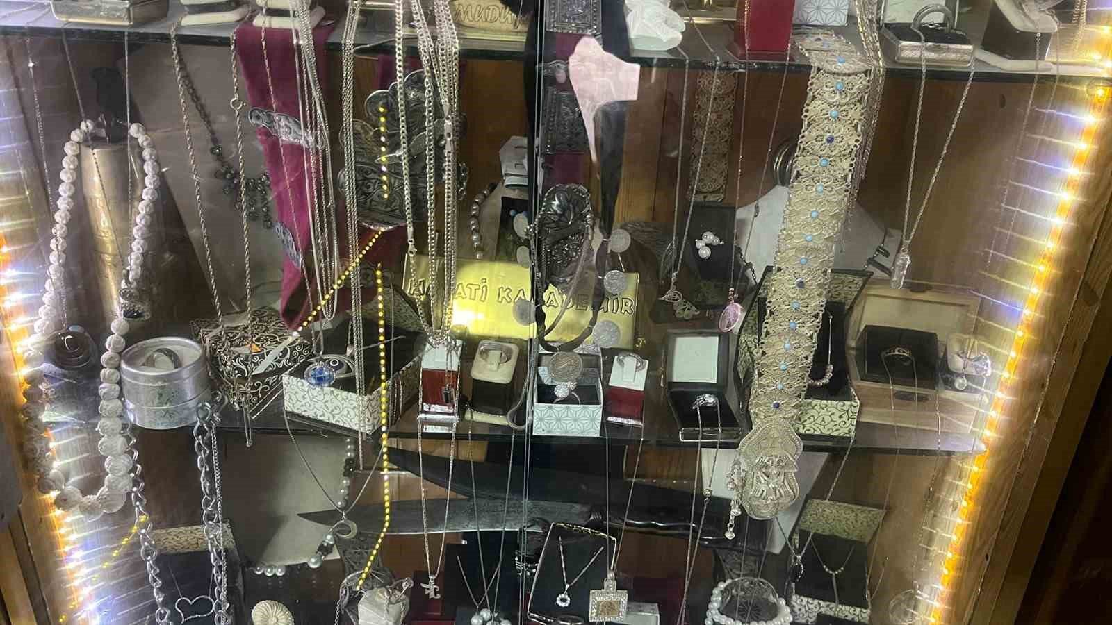 bolulu-altin-ustasi-69-yildir-20-metrekarede-altina-hayat-veriyor