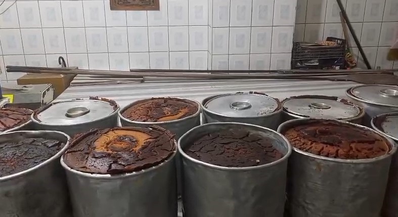 bu-misir-ekmegi-teneke-kovada-pisiyor