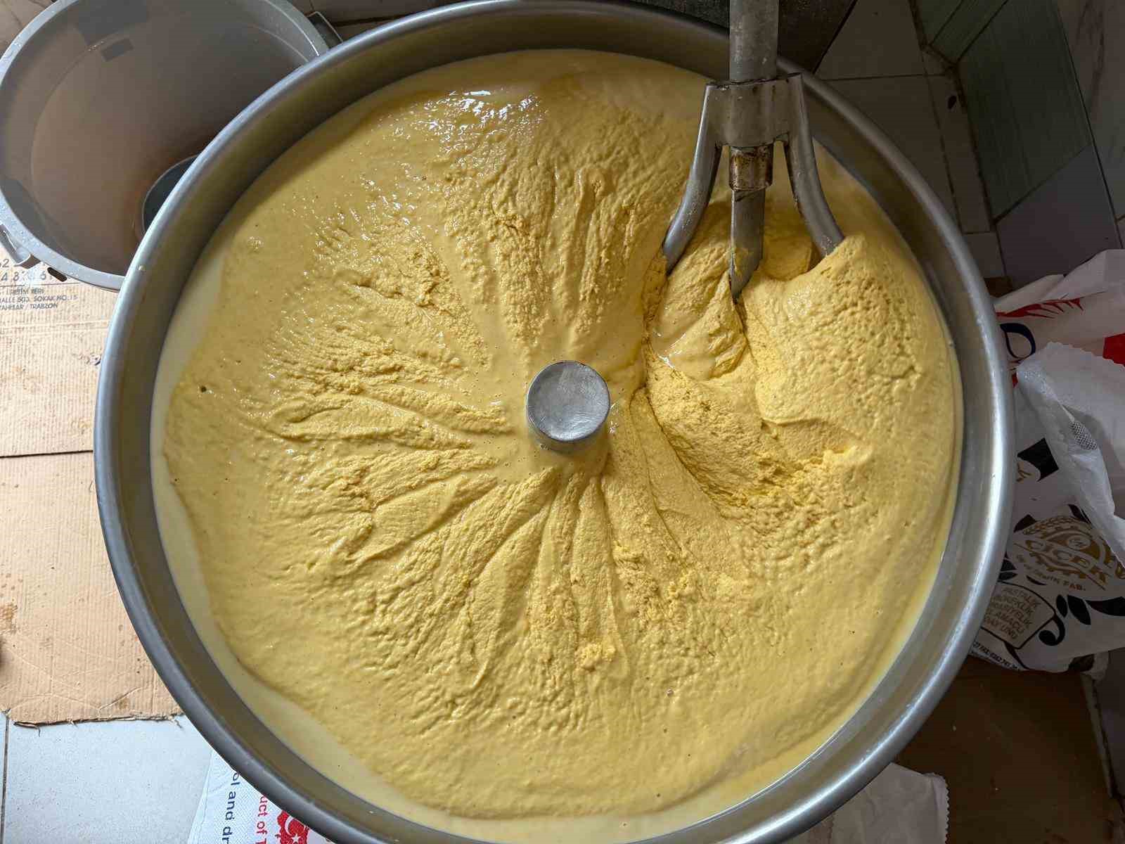 bu-misir-ekmegi-teneke-kovada-pisiyor