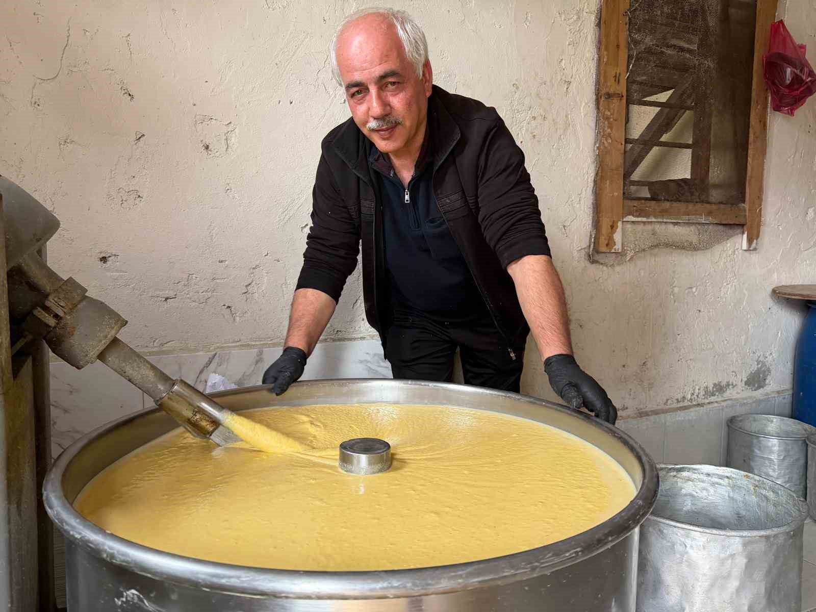 bu-misir-ekmegi-teneke-kovada-pisiyor