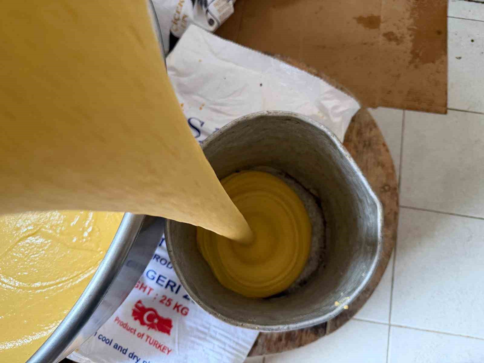 bu-misir-ekmegi-teneke-kovada-pisiyor