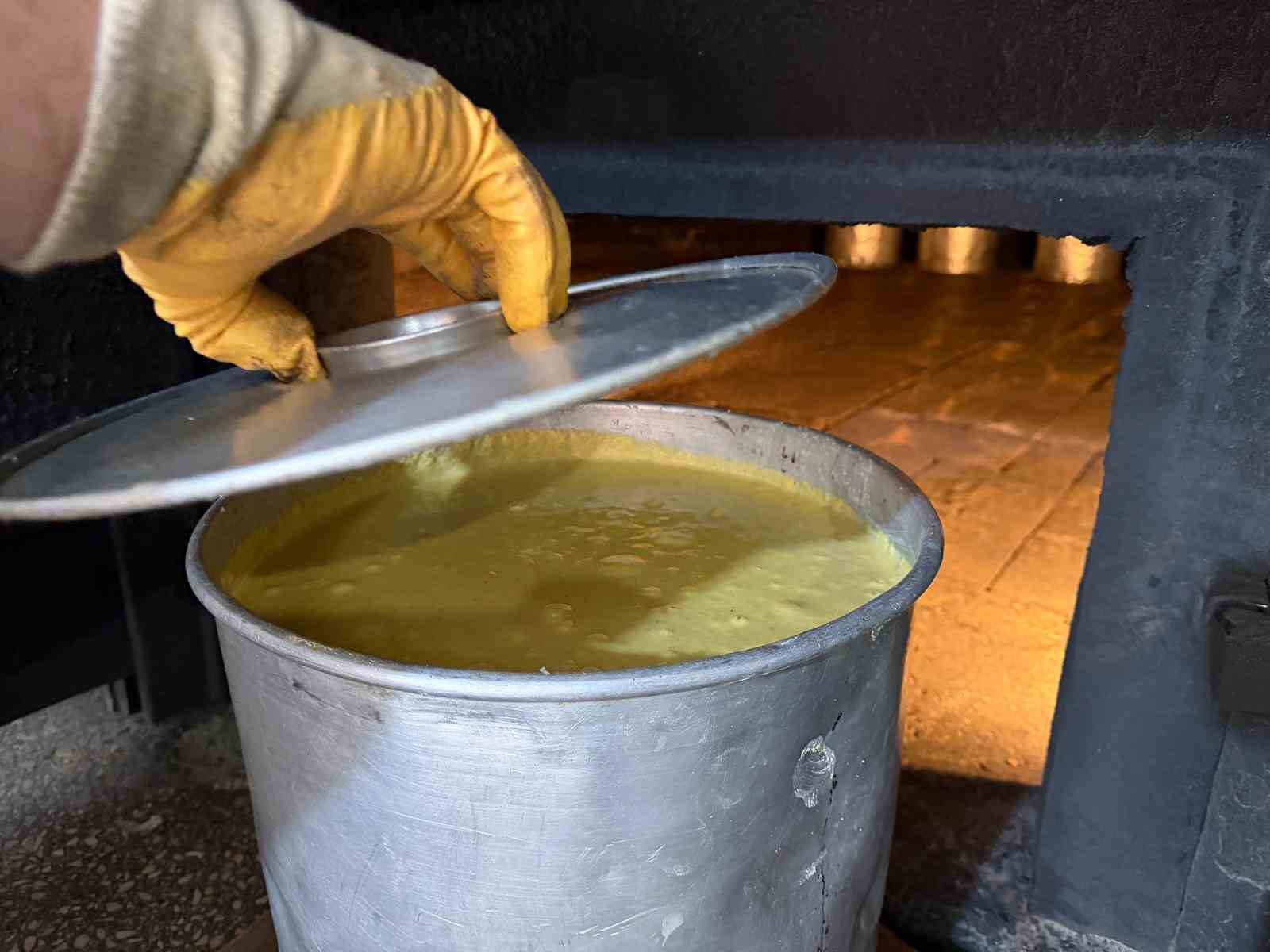 bu-misir-ekmegi-teneke-kovada-pisiyor