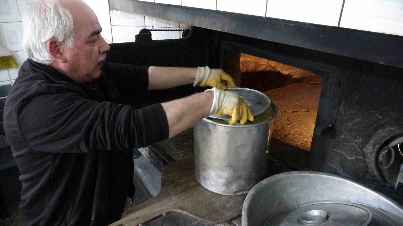 bu-misir-ekmegi-teneke-kovada-pisiyor